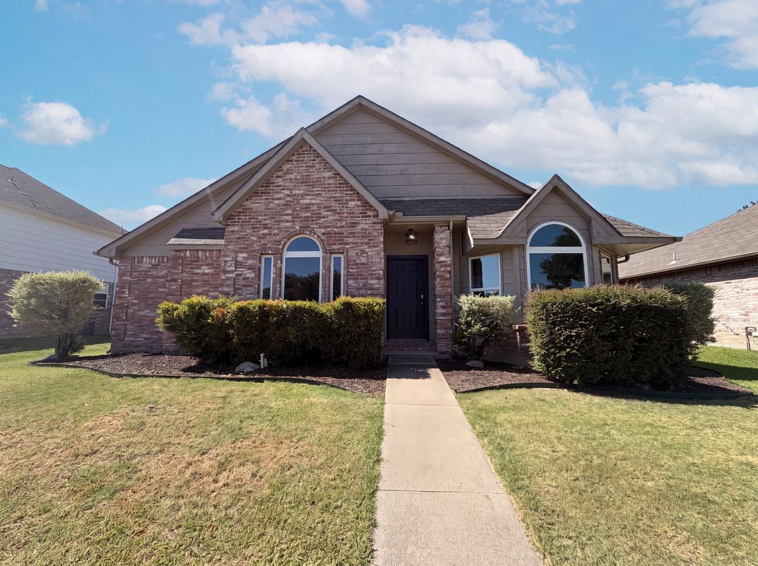 Property photo 1 of 713 Lake Bluff Dr
