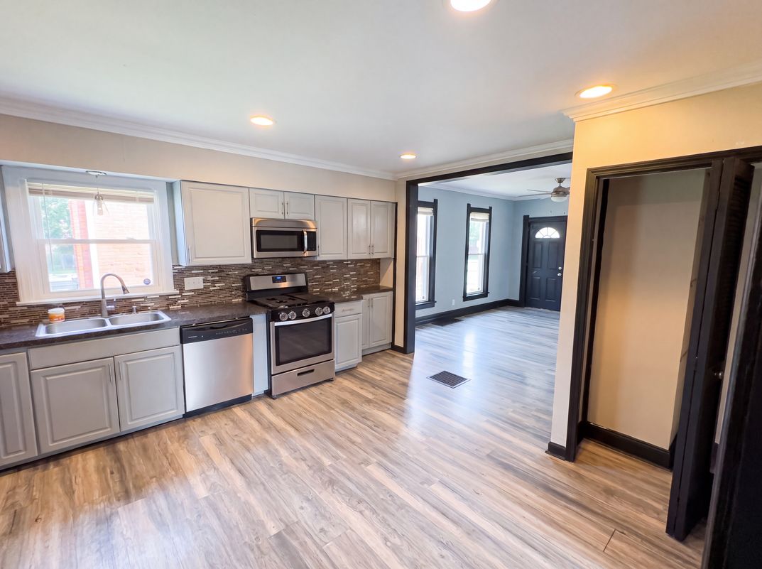 Photo 8 of 32 of 608 Howland Ave, Toledo, OH