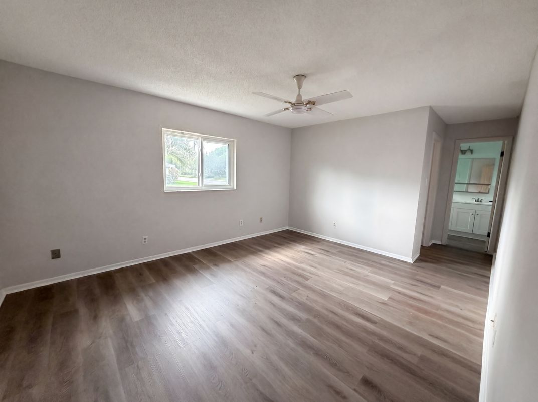 Photo 10 of 21 of 9605 NW 81st St, Tamarac, FL