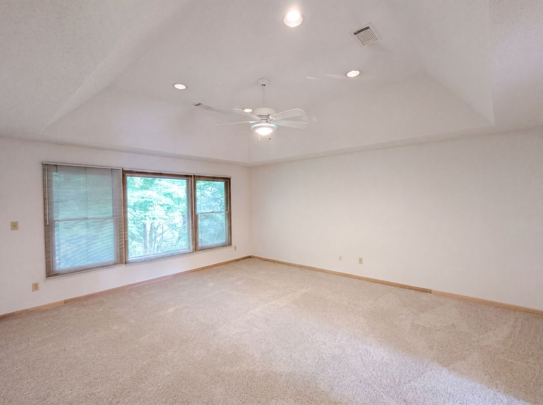 Photo 4 of 33 of 7550 James Dr, North Royalton, OH