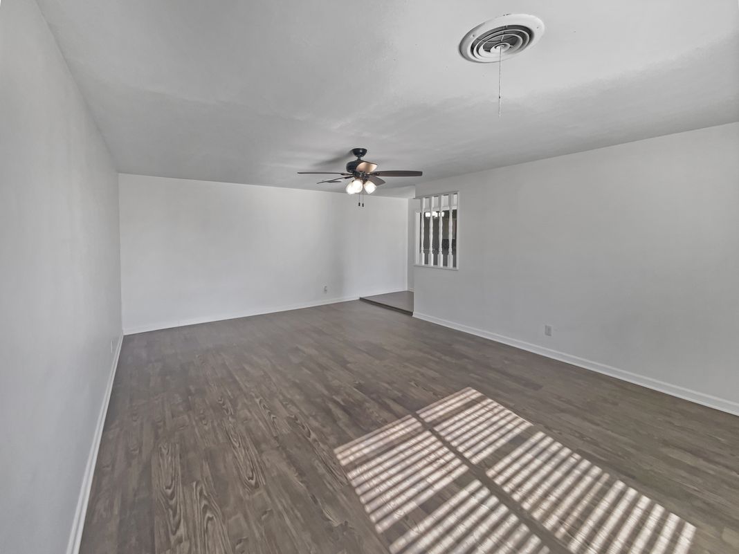 Photo 3 of 18 of 1105 E 17th St, Georgetown, TX