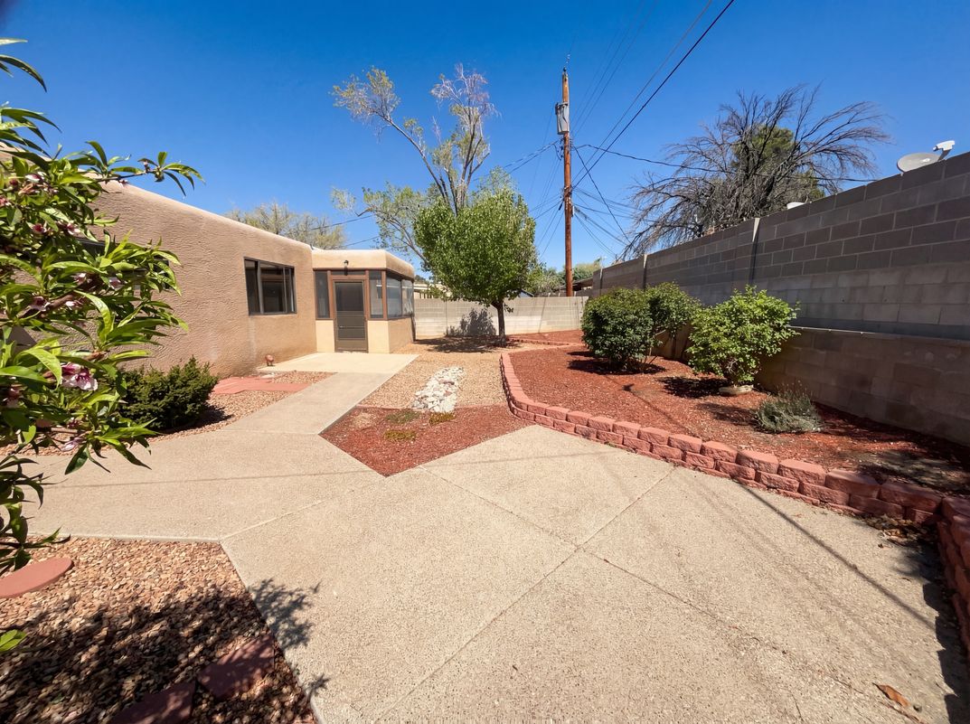 Photo 16 of 18 of 3336 Betts Dr NE, Albuquerque, NM