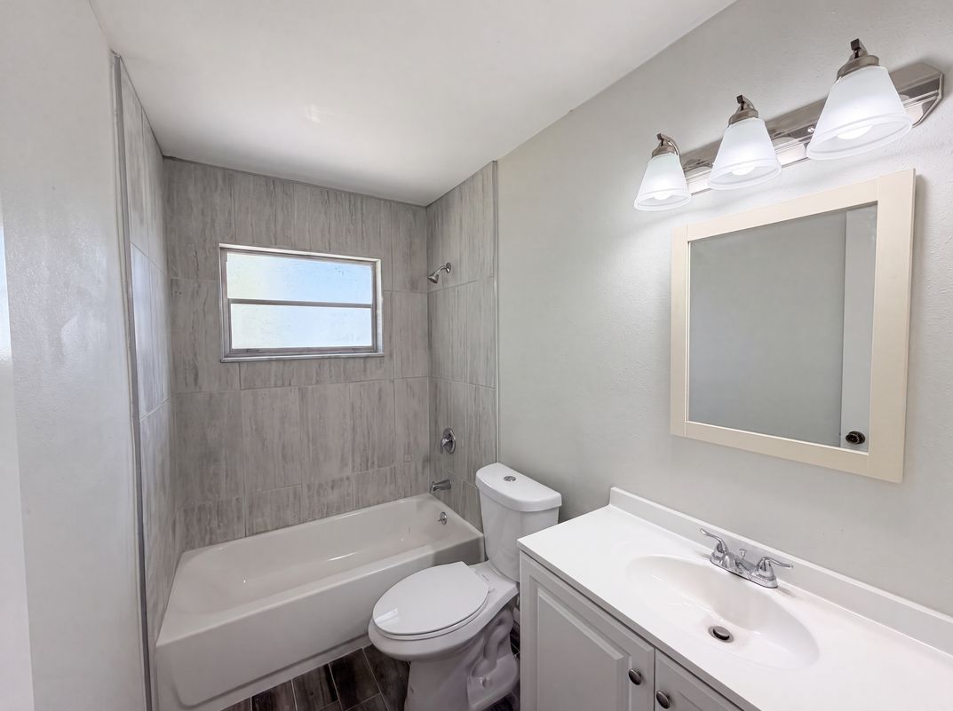 Photo 8 of 28 of 855 Murdock Blvd, Orlando, FL