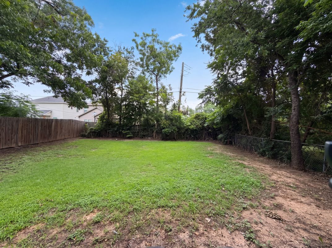 Photo 17 of 18 of 619 E Arlington Ave, Fort Worth, TX