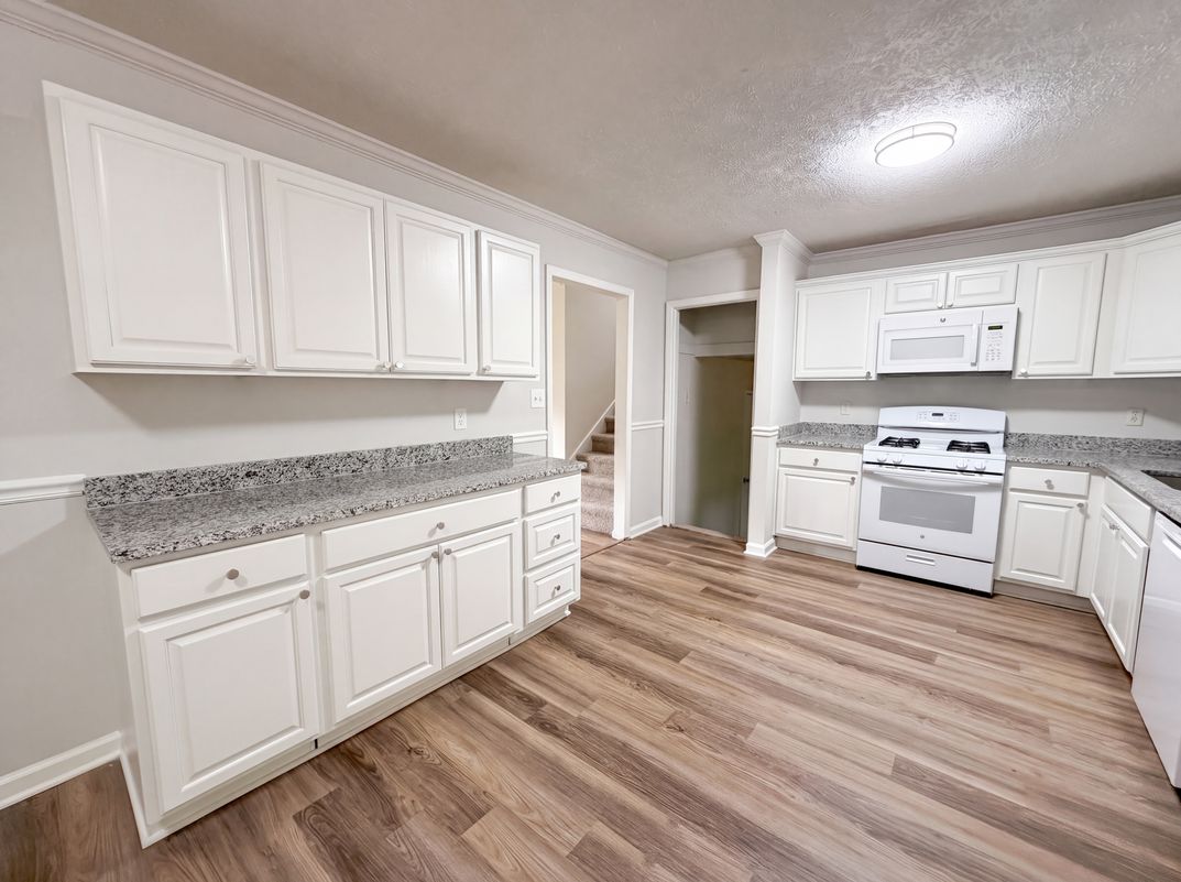 Photo 6 of 25 of 3691 Lavilla Dr, Powder Springs, GA