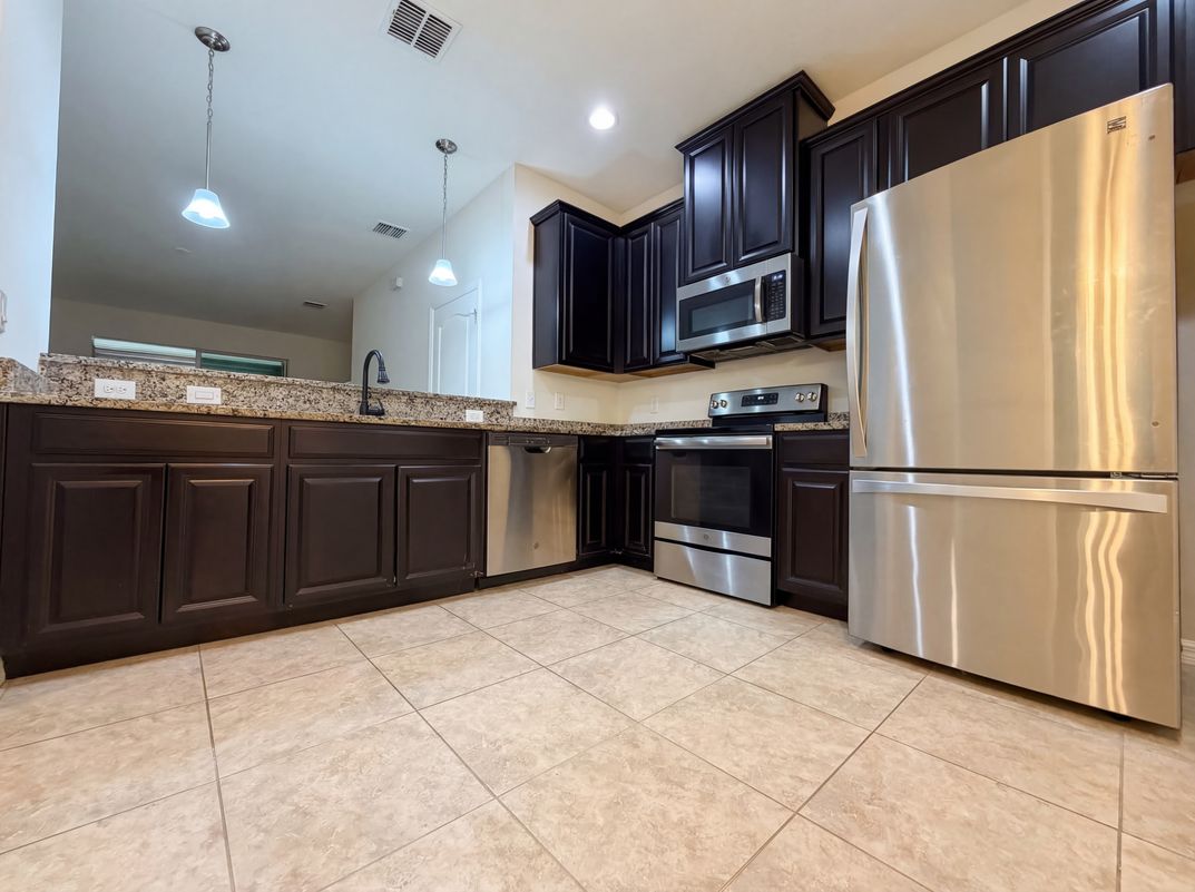 Photo 2 of 26 of 10844 Verawood Dr, Riverview, FL