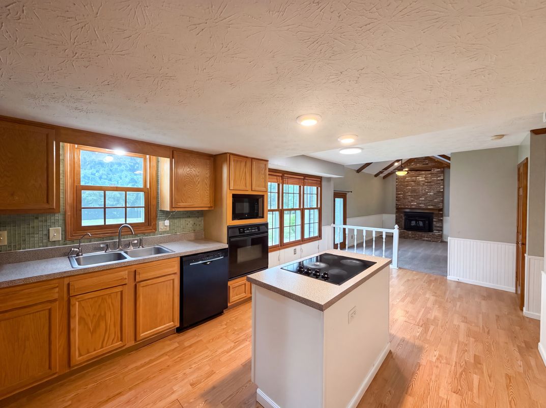 Photo 6 of 23 of 8005 Edgewood Ct, Plainfield, IN