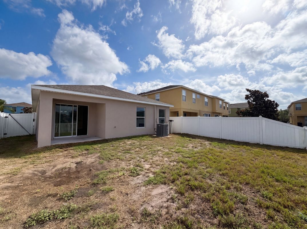 Photo 5 of 28 of 1969 Hawks View Dr, Ruskin, FL