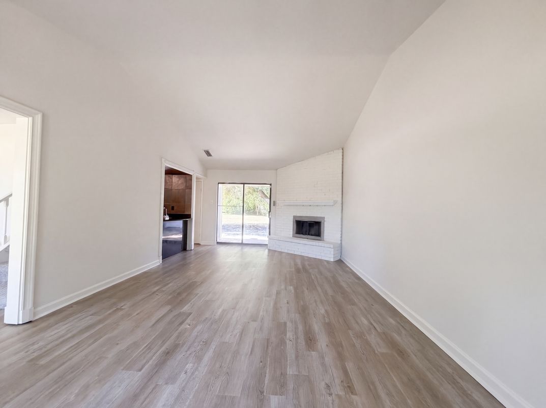 Photo 5 of 23 of 526 Royal Valley Rd, Grand Prairie, TX