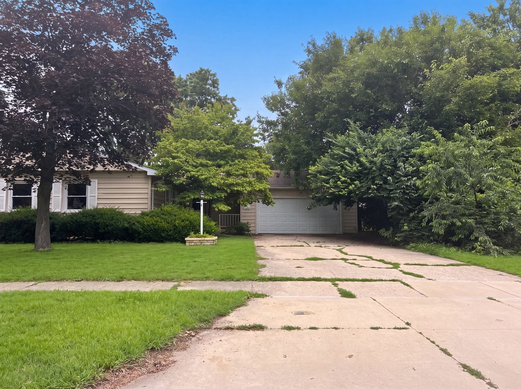 Property photo 1 of 912 Hollycrest Dr