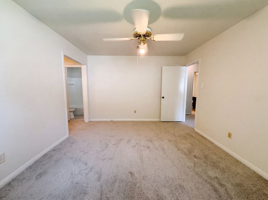 Photo 4 of 22 of 16338 Hollow Wood Dr, Houston, TX