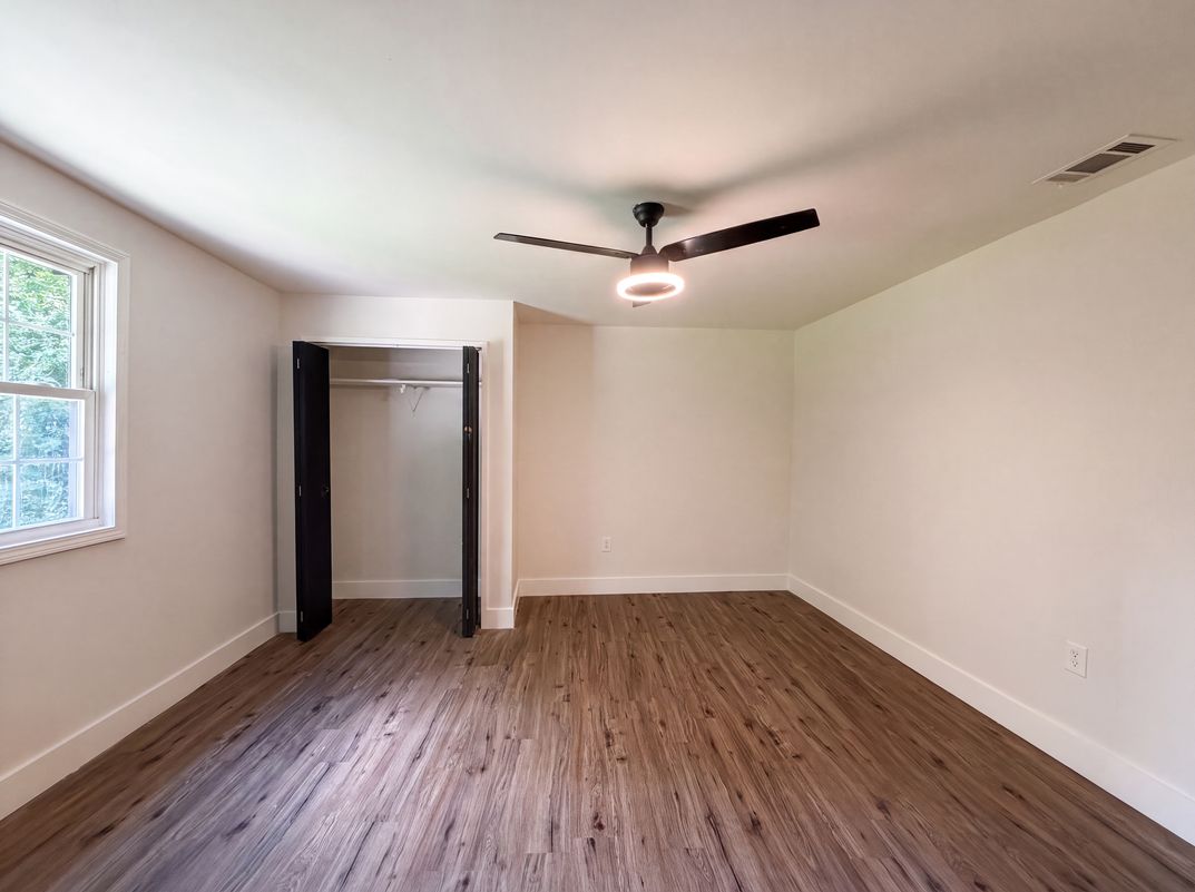 Photo 4 of 26 of 470 Oak Dr, Atlanta, GA