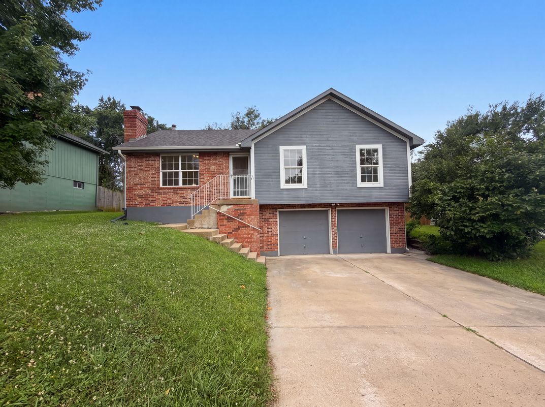 Photo 11 of 15 of 1706 N Lazy Branch Rd, Independence, MO