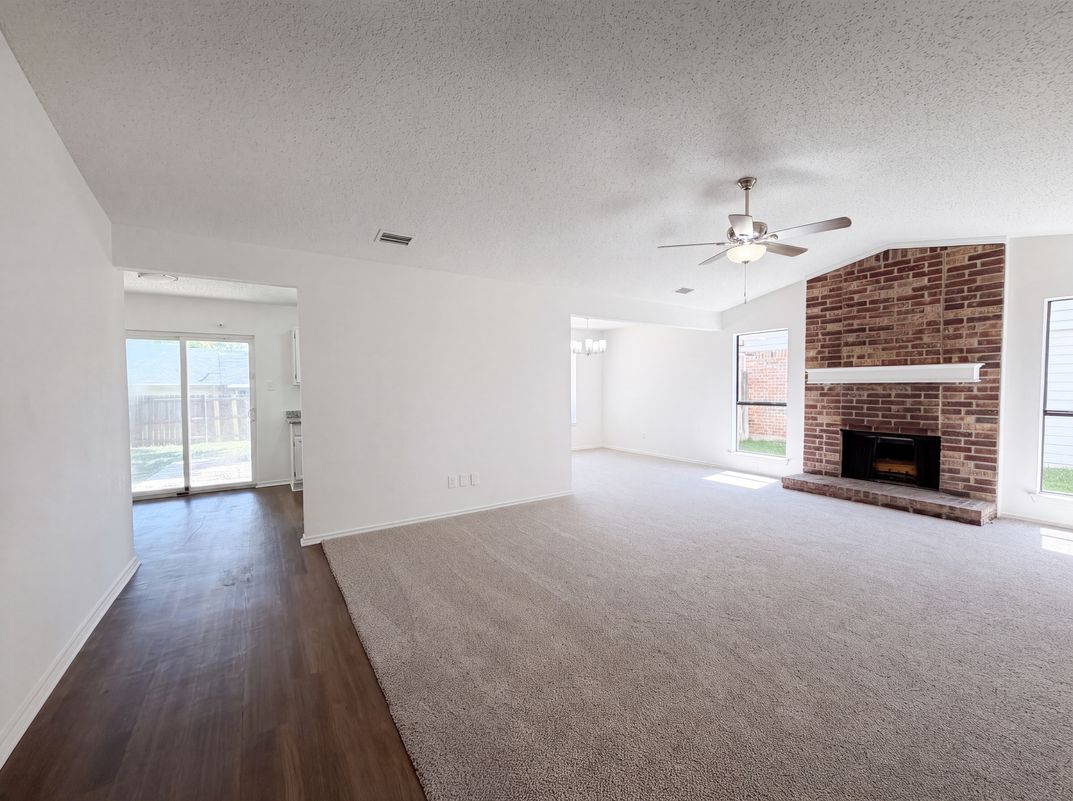 Photo 8 of 17 of 220 Creekwood Ln, Fort Worth, TX