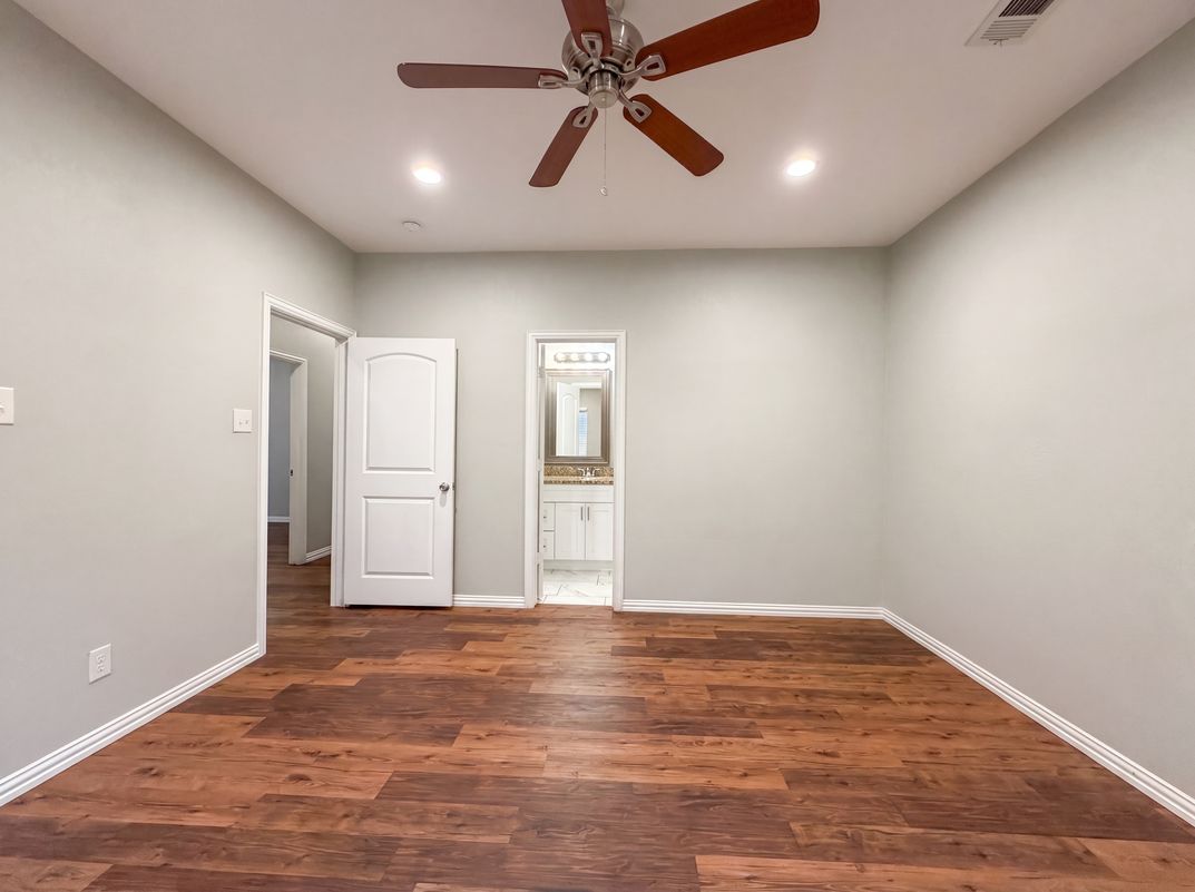 Photo 16 of 18 of 619 E Arlington Ave, Fort Worth, TX
