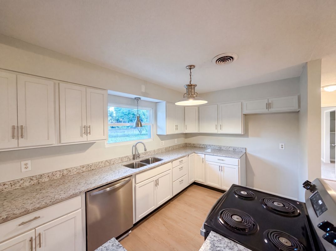 Photo 10 of 21 of 827 Dora Ave, Tavares, FL