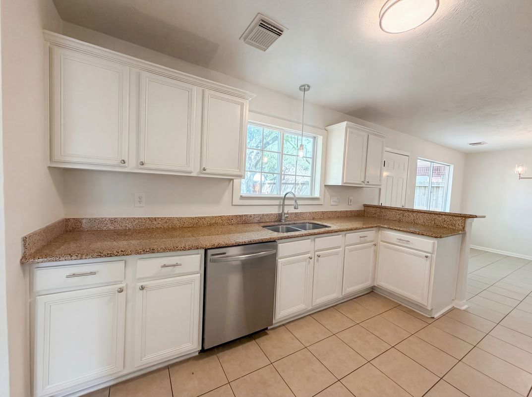 Photo 11 of 22 of 6831 Stratford Park Dr, Houston, TX