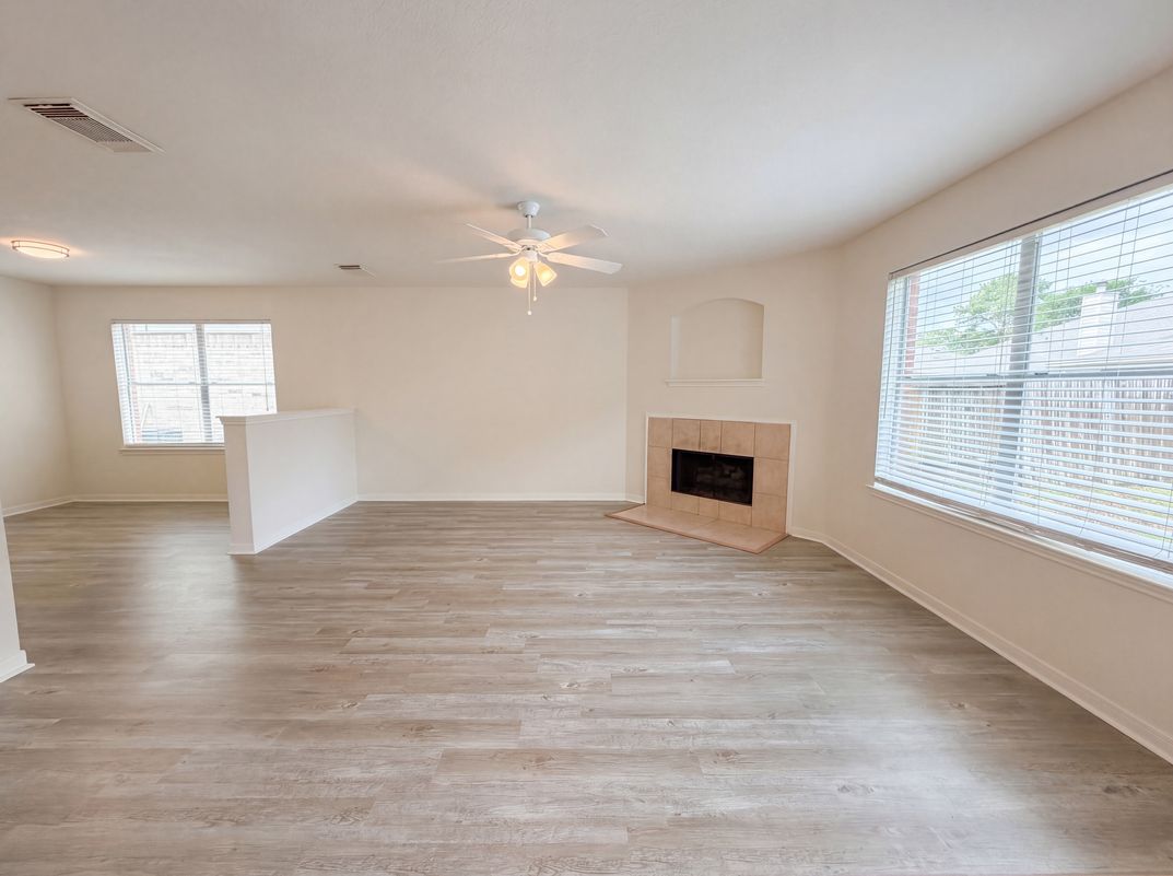 Photo 8 of 23 of 11918 Sonora Springs Dr, Tomball, TX