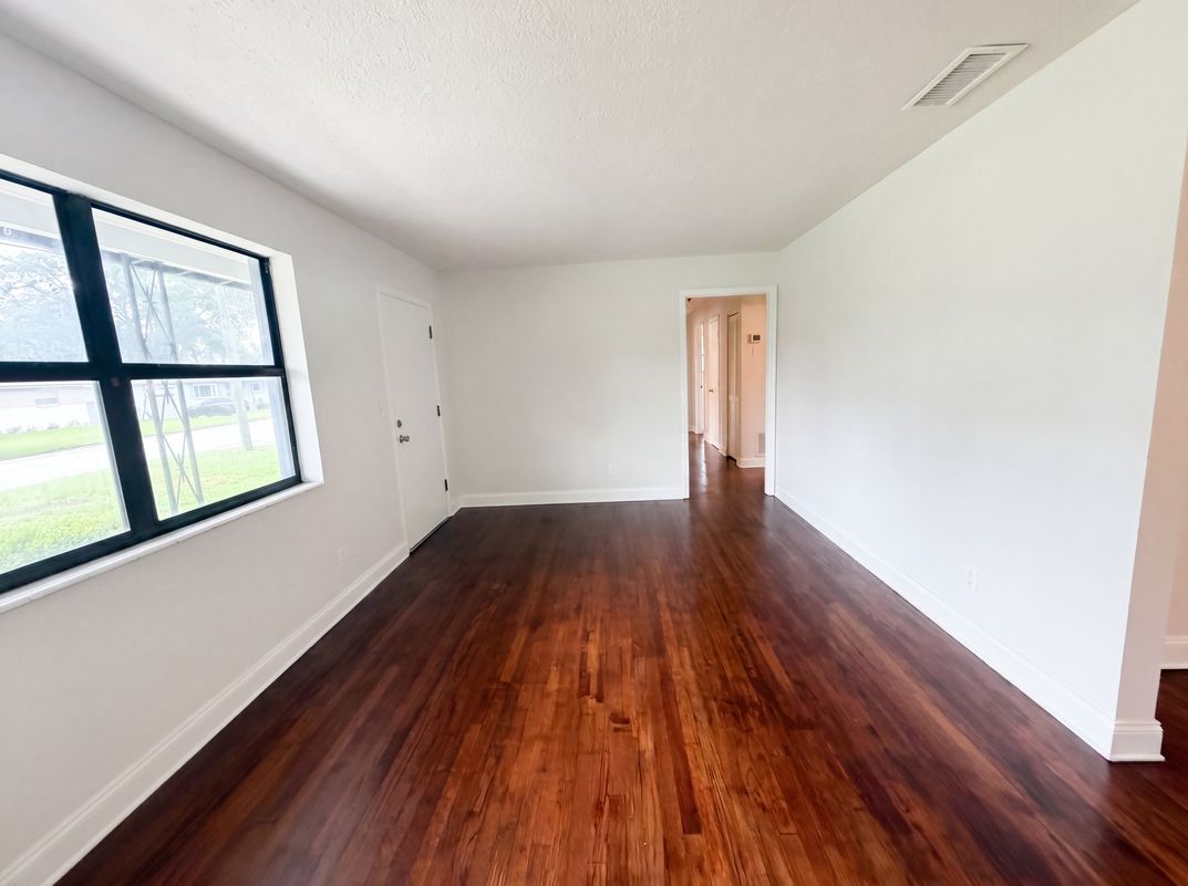 Photo 8 of 18 of 7520 Altus Dr S, Jacksonville, FL