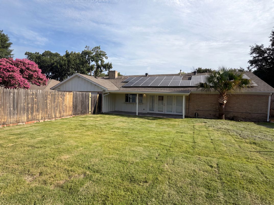 Photo 5 of 22 of 1618 Woodcrest Ln, Carrollton, TX
