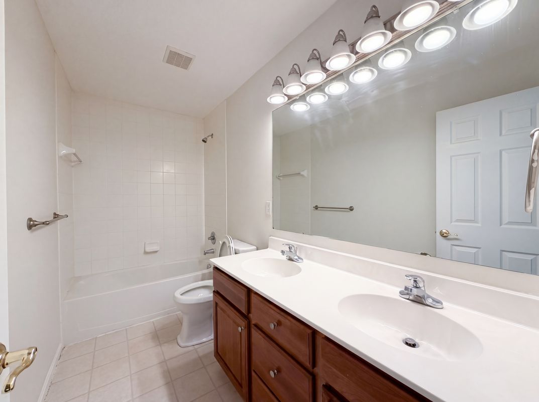 Photo 6 of 44 of 7966 Lazelle Woods Dr, Westerville, OH