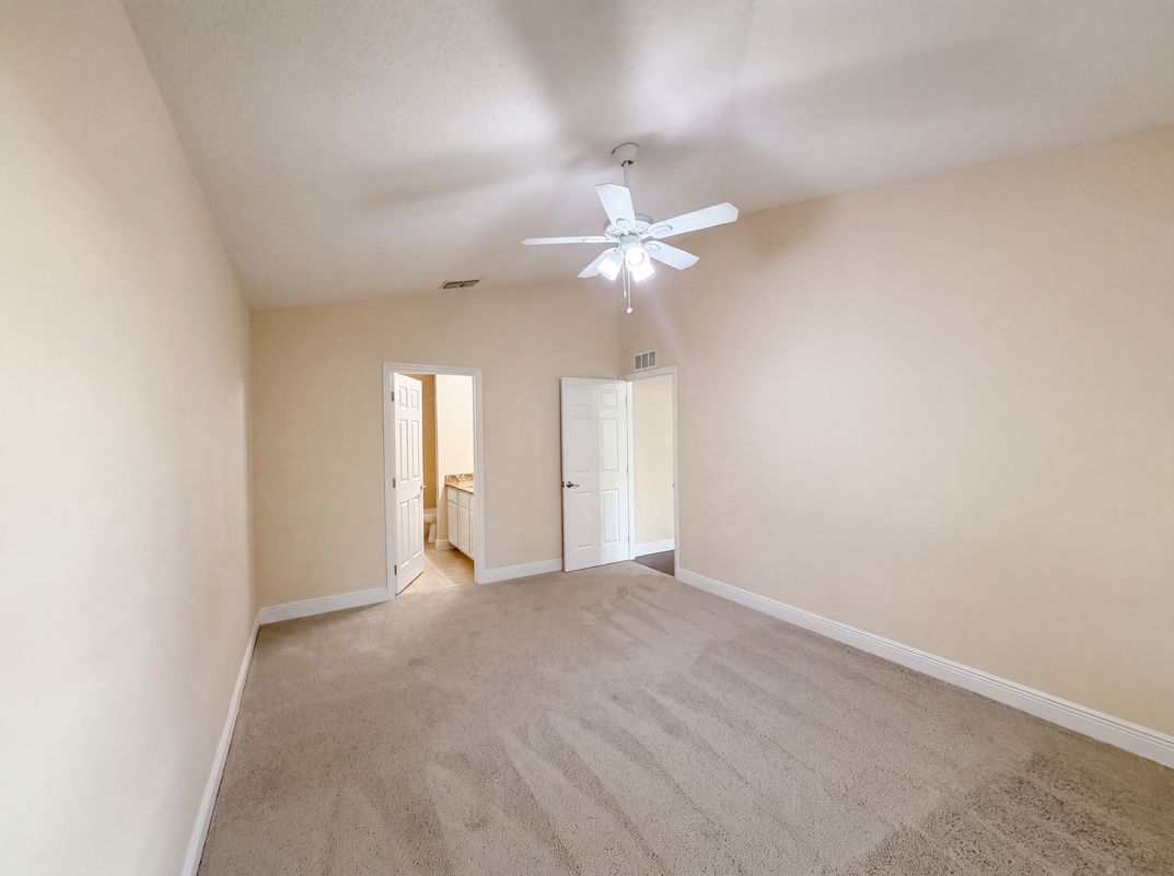 Photo 15 of 23 of 33137 Irongate Dr, Leesburg, FL