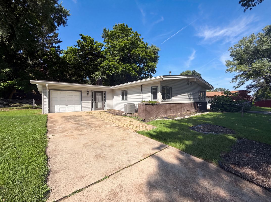 Photo 14 of 16 of 30 Graeler Dr, Saint Louis, MO