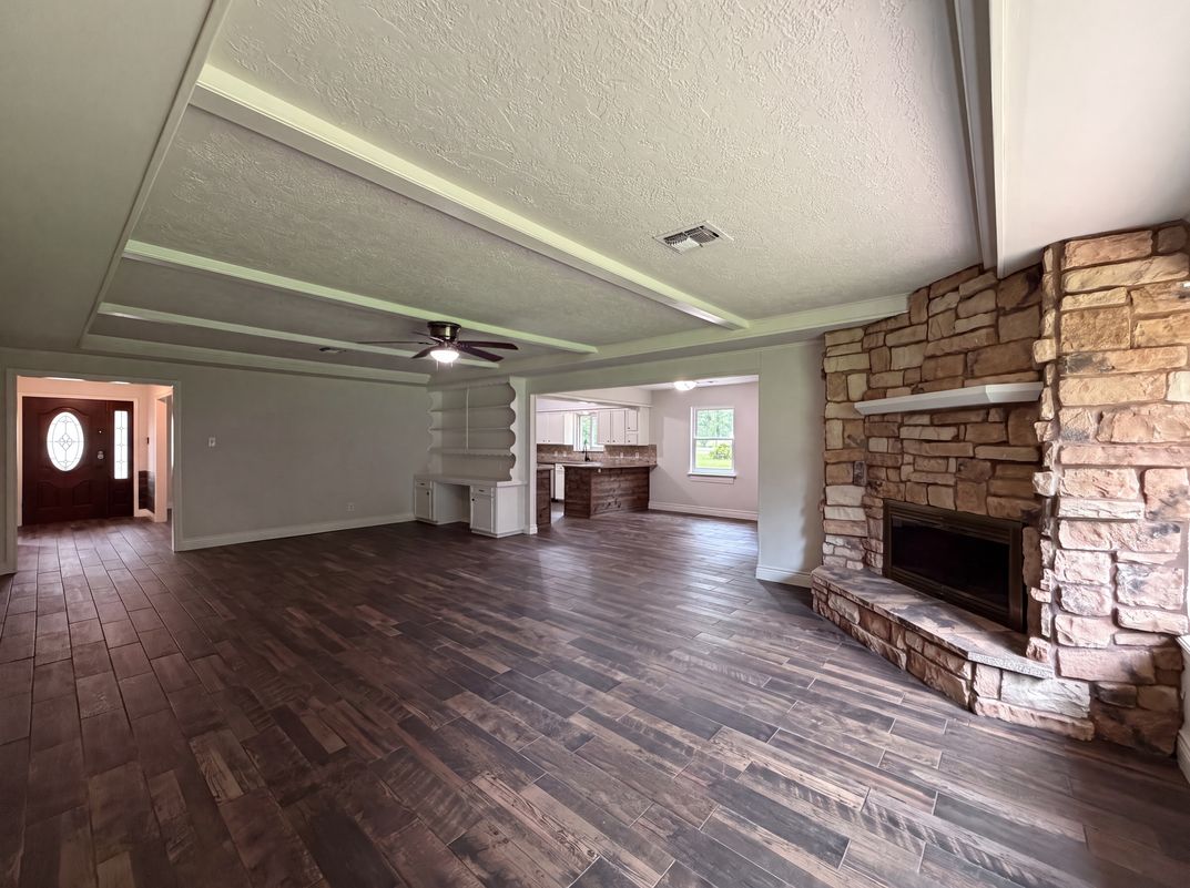 Photo 3 of 19 of 11614 Mile Dr, Houston, TX