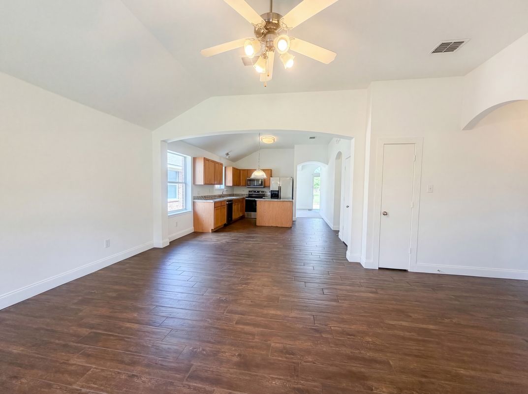 Photo 8 of 19 of 2563 Taos Dr, Grand Prairie, TX