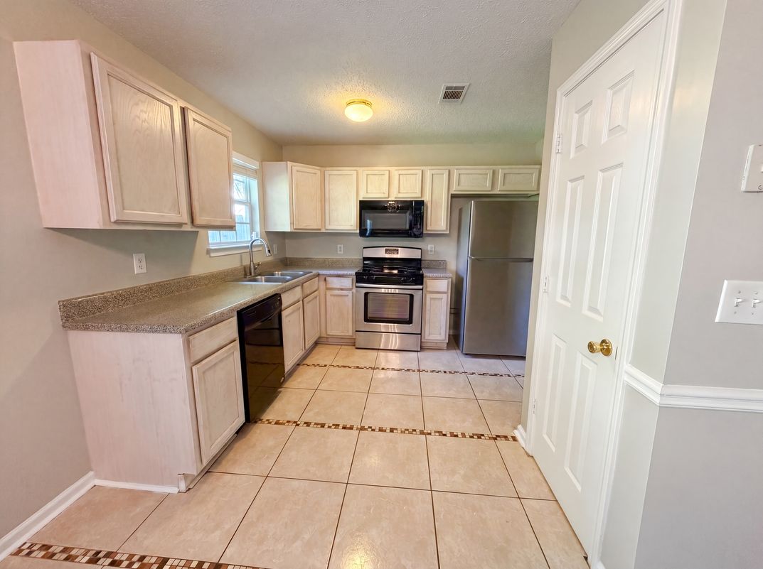 Photo 18 of 26 of 3045 Stonebridge Creek Dr, Lithonia, GA