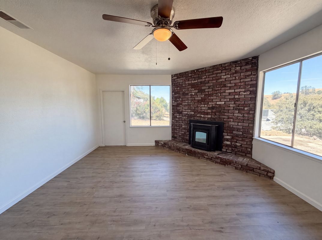 Photo 9 of 29 of 6041 Thornicroft Dr, Valley Springs, CA