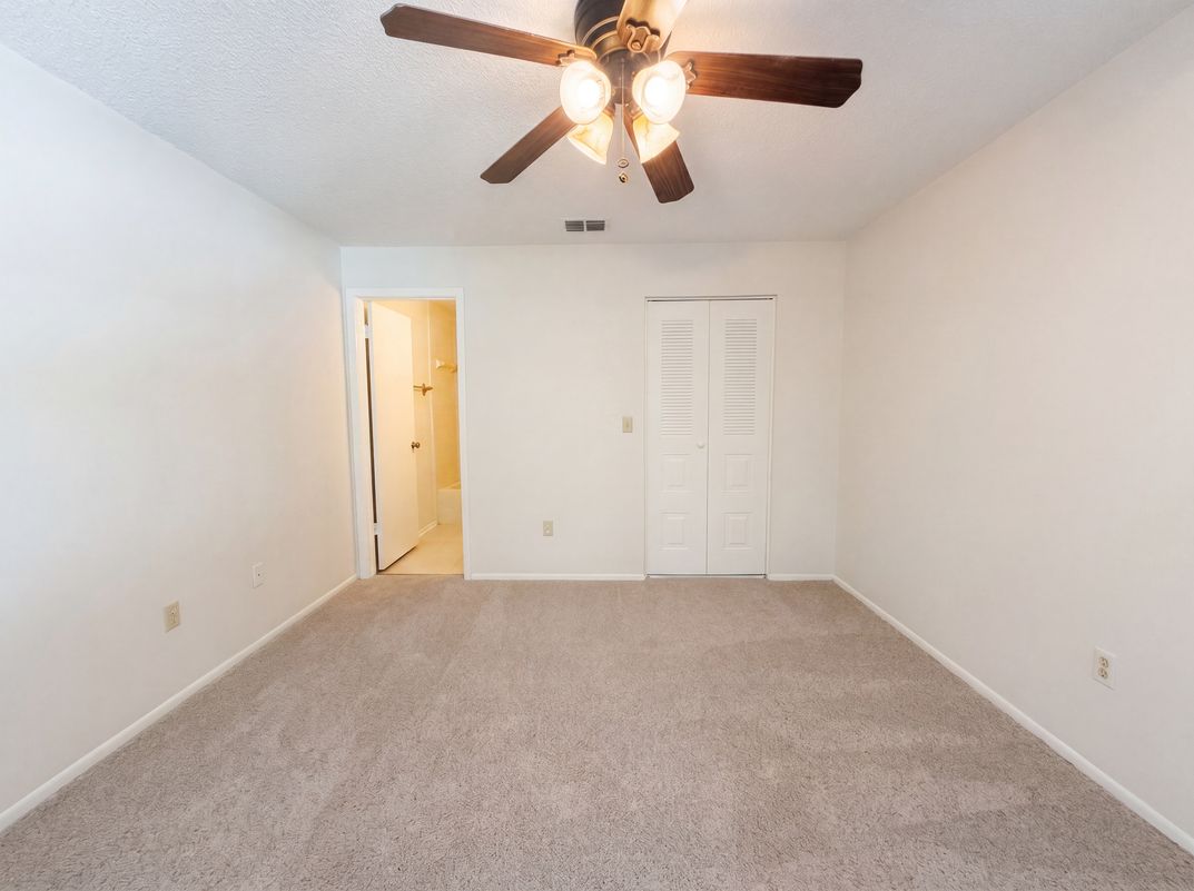 Photo 15 of 27 of 5720 Kneeland Ln, Tampa, FL