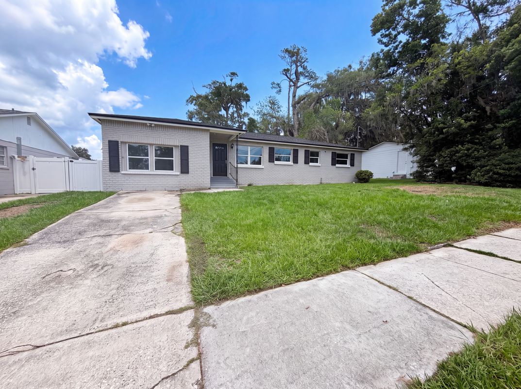 Photo 18 of 21 of 411 Capricorn Ln, Orange Park, FL