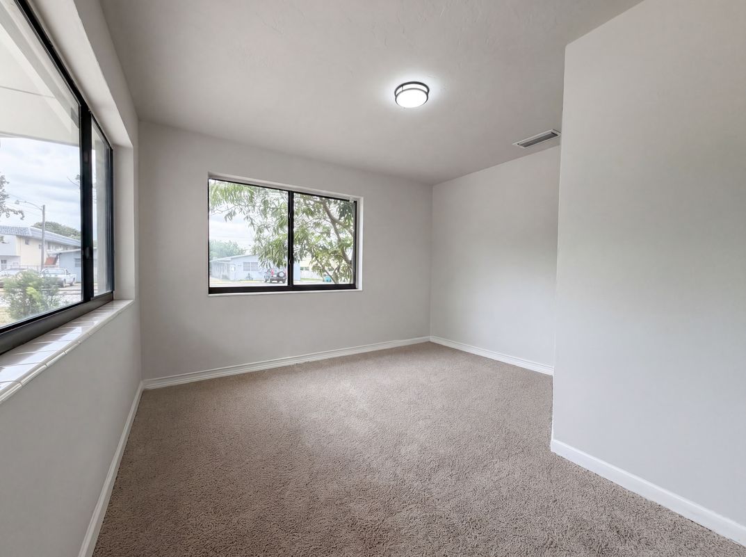 Photo 13 of 19 of 820 NW 78th Ave, Pembroke Pines, FL