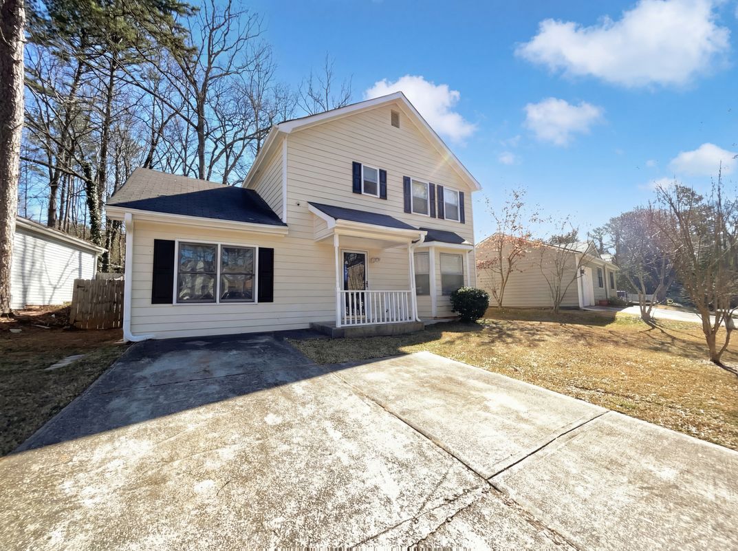 Photo 6 of 31 of 5328 Ridge Forest Dr, Stone Mountain, GA