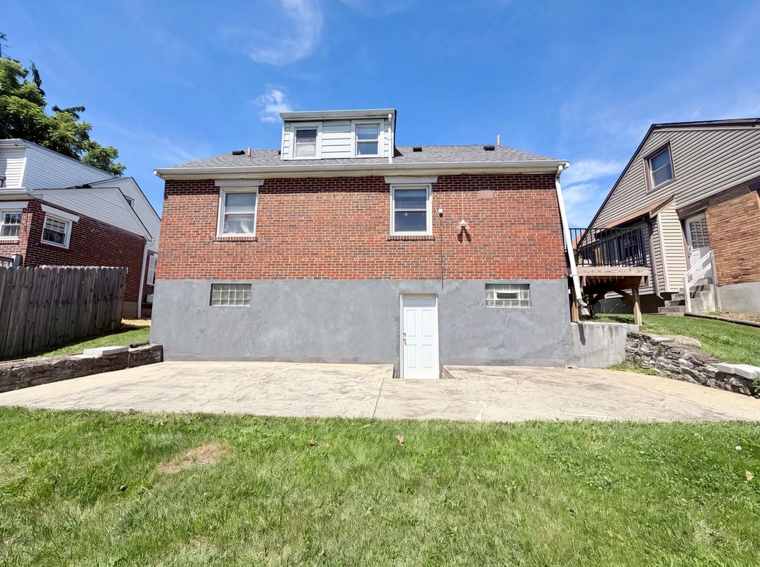 Photo 5 of 25 of 5476 Edalbert Dr, Cincinnati, OH