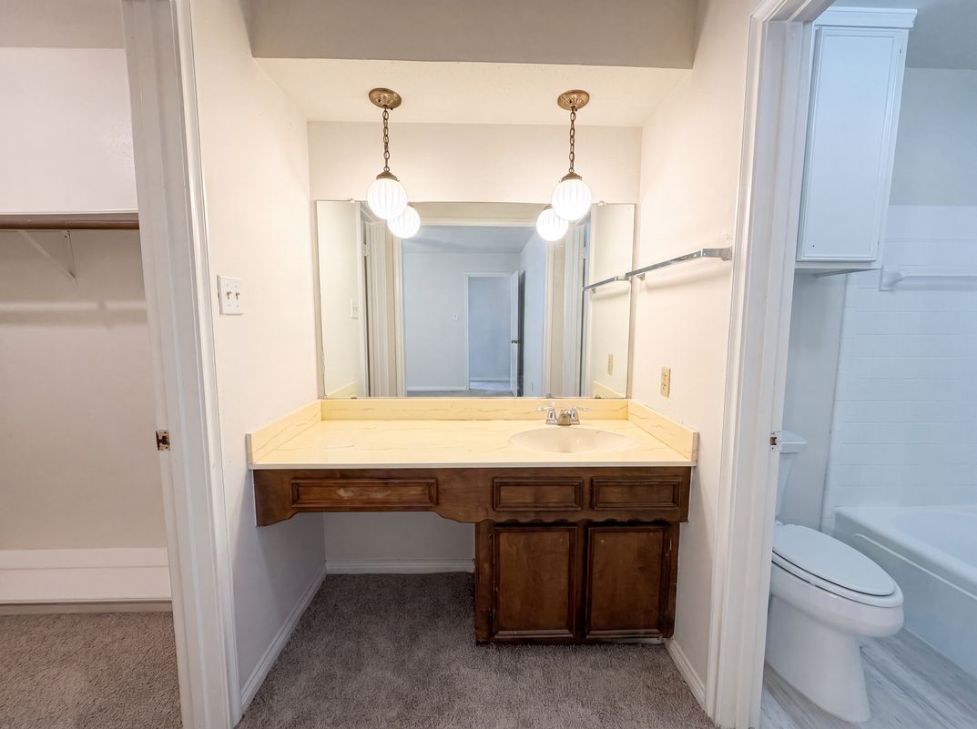 Photo 17 of 22 of 16338 Hollow Wood Dr, Houston, TX
