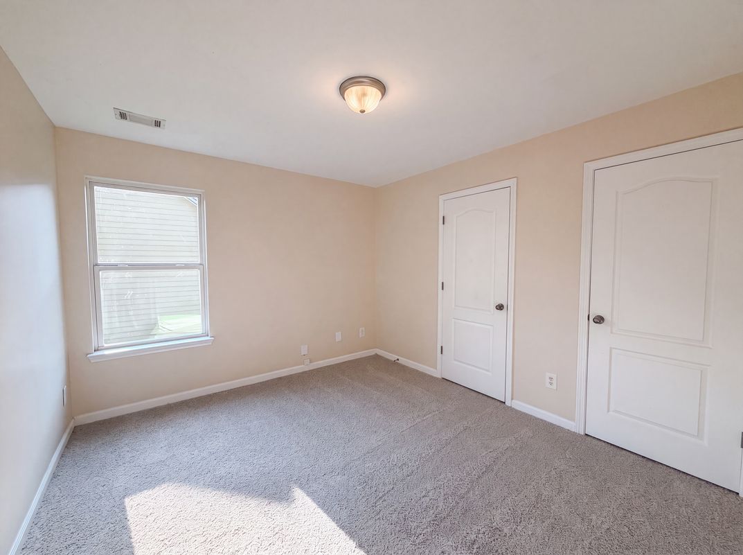 Photo 9 of 17 of 453 Castle Top Ln, Lawrenceville, GA