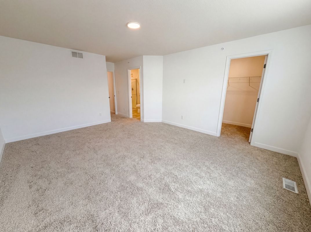 Photo 4 of 22 of 3022 Basswood St, Little Canada, MN