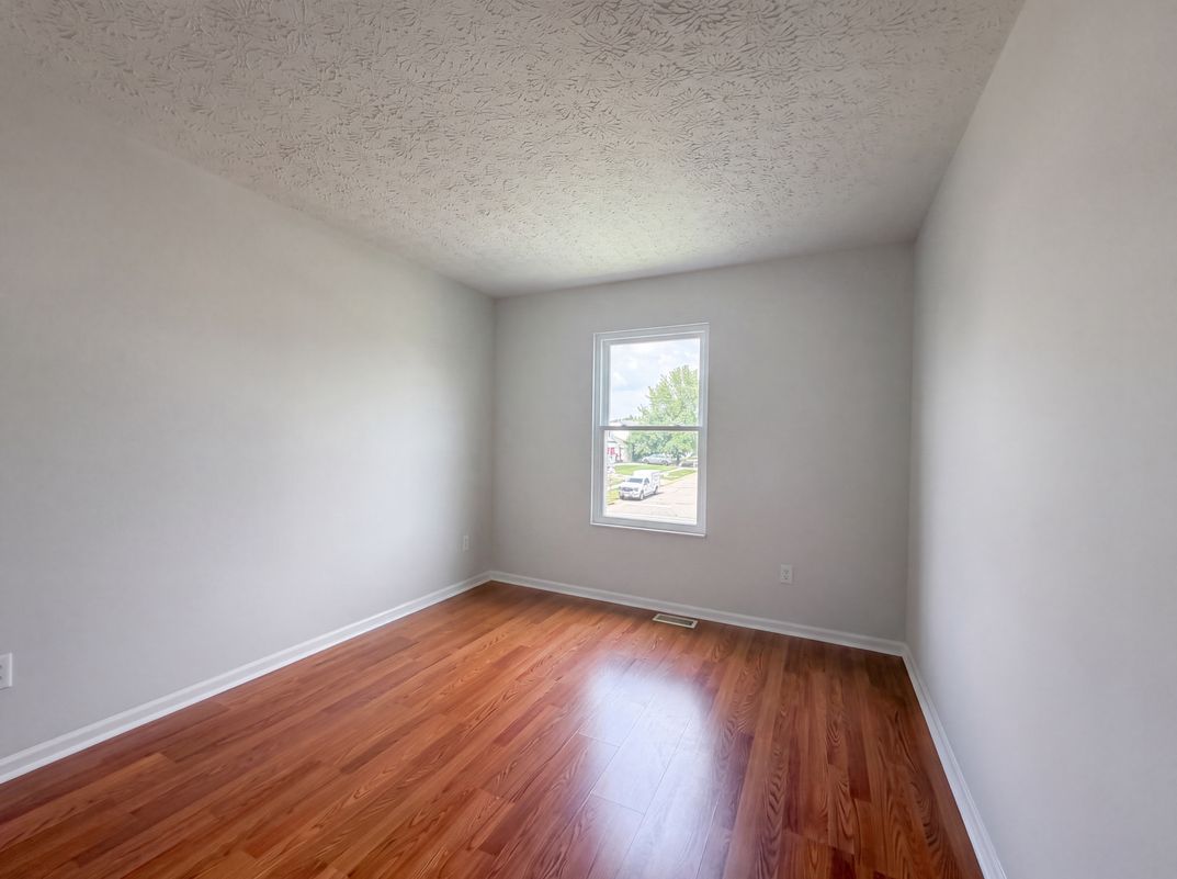 Photo 16 of 32 of 1618 Saddlebrook Dr, Heath, OH