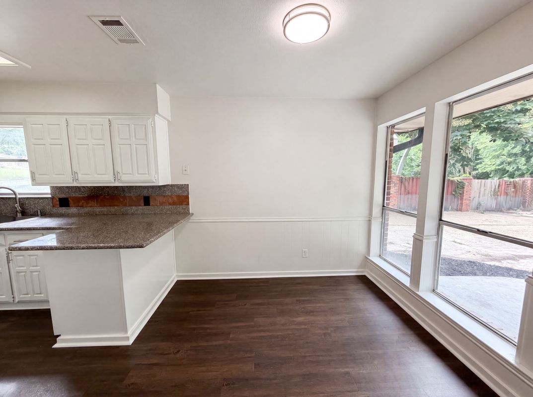 Photo 7 of 20 of 722 S Forest Ln, Duncanville, TX