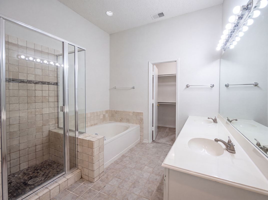 Photo 16 of 26 of 7008 Chateau Dr, Frisco, TX