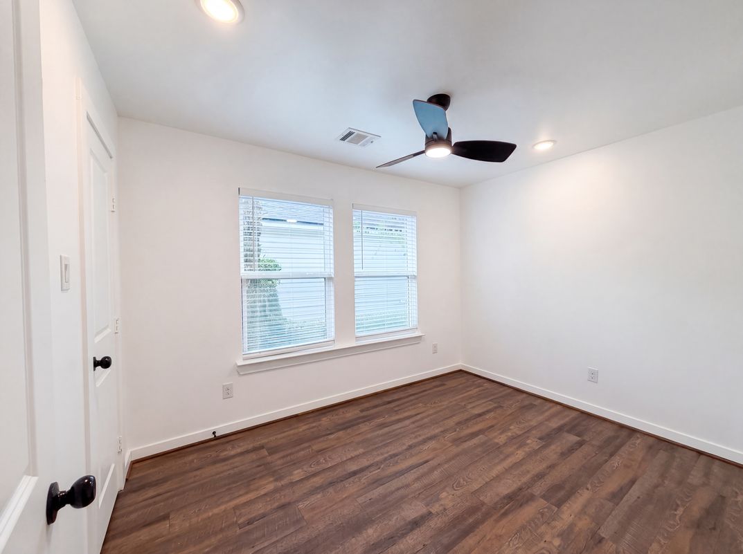 Photo 13 of 17 of 3457 Mainer St, Houston, TX