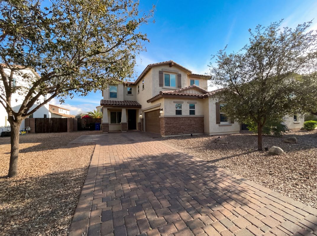 Property photo 1 of 1099 E Sourwood Dr