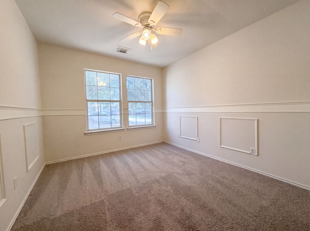 Photo 13 of 16 of 1620 Sunview Cir, New Braunfels, TX