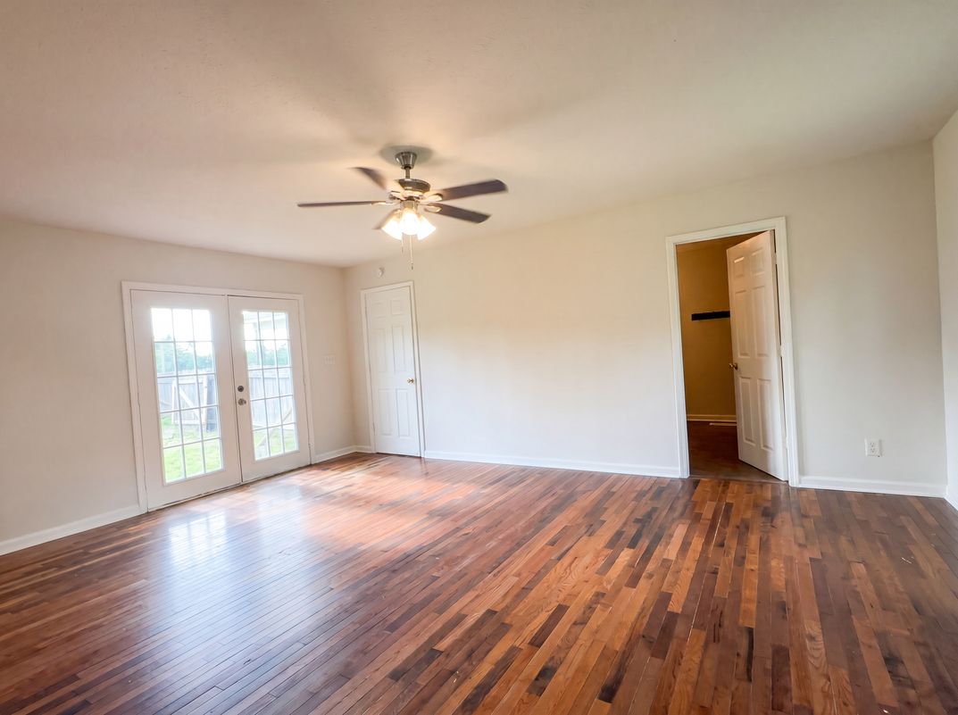 Photo 8 of 19 of 1040 Dodd Dr, Savannah, TN