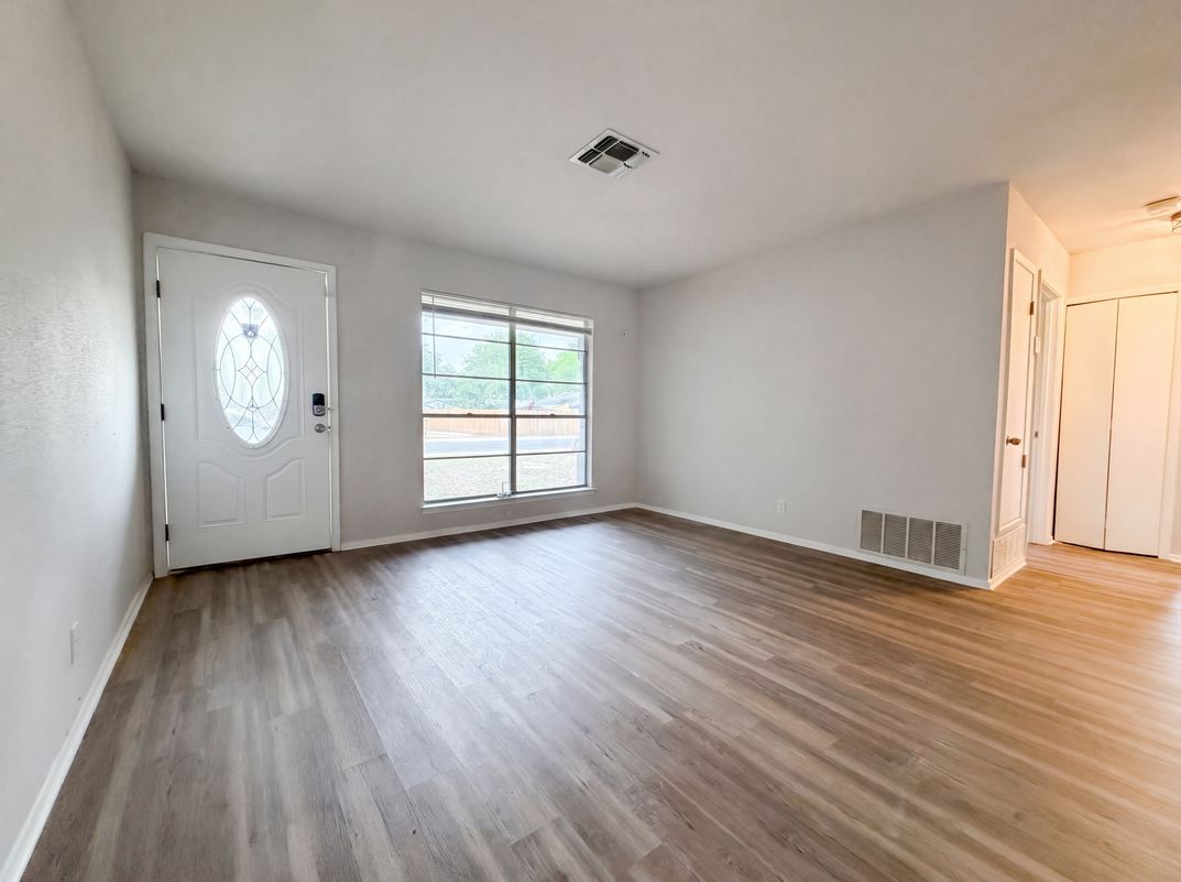 Property photo 3 of 208 Forest Way