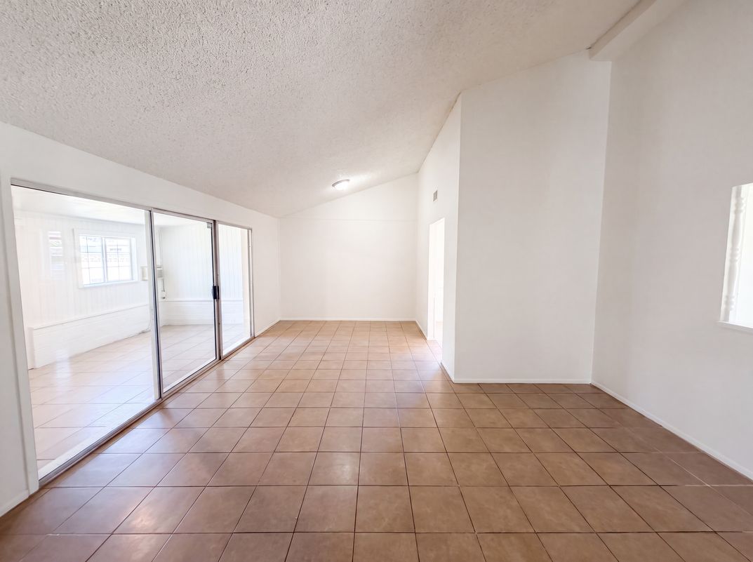 Photo 3 of 27 of 5617 W Hatcher Rd, Glendale, AZ
