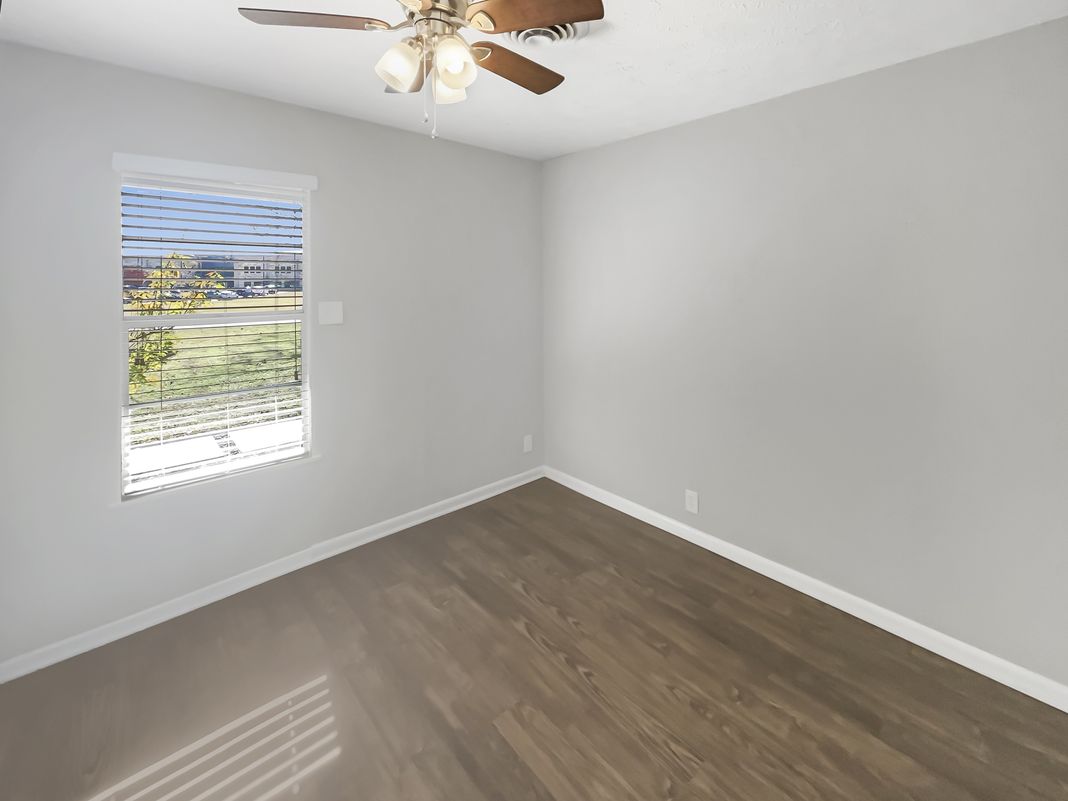 Photo 11 of 18 of 1105 E 17th St, Georgetown, TX
