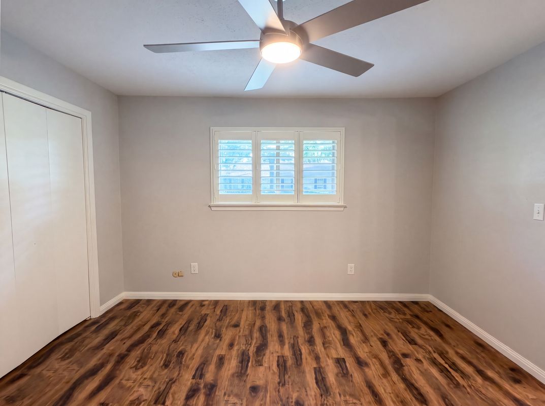 Photo 4 of 22 of 1618 Woodcrest Ln, Carrollton, TX
